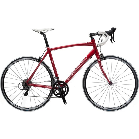 A Raleigh Revenio 2 road bike from 2013.